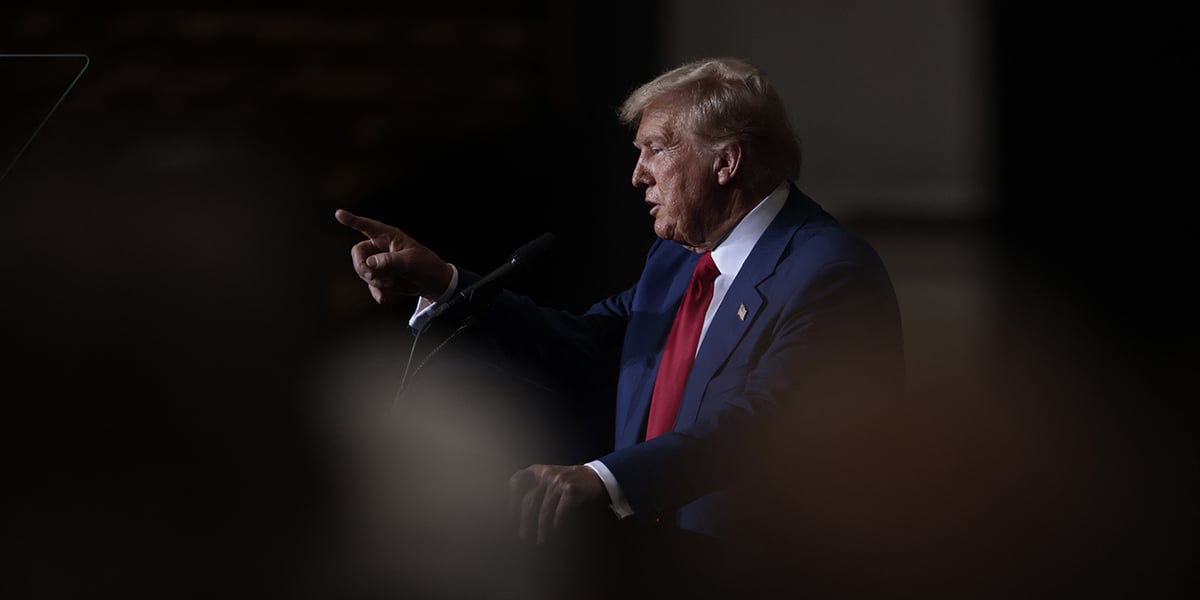 L'ancien président américain et candidat républicain à la présidentielle Donald Trump parle d'économie lors d'un meeting de campagne à Potterville, dans le Michigan, le 29 août 2024.