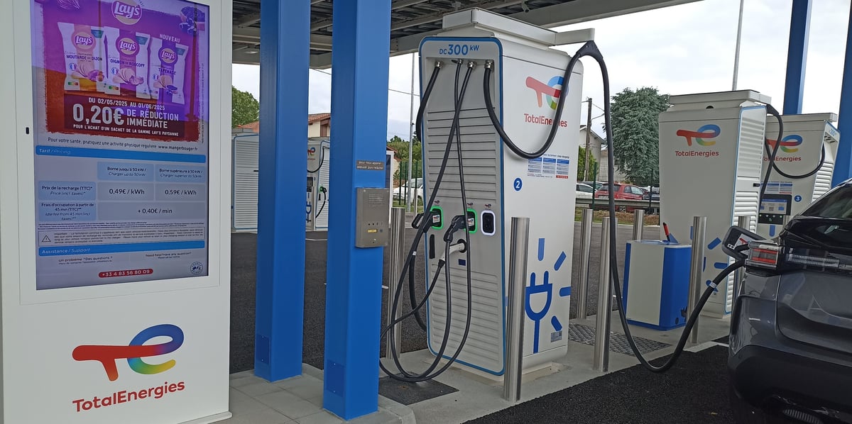 La station 100% électrique de TotalEnergies propose douze points de recharge ultra-rapide jusqu’à 300 kiloWatts (kW).