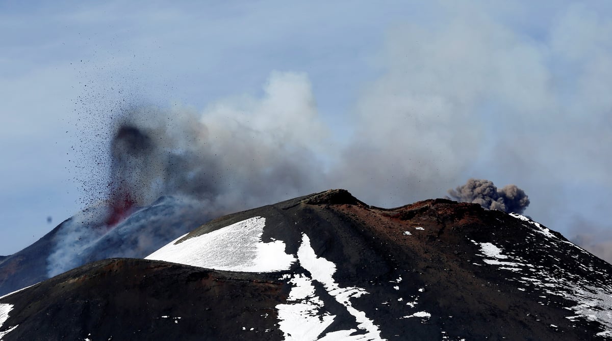 Dix blesses sur les flancs de l'etna lors d'une eruption