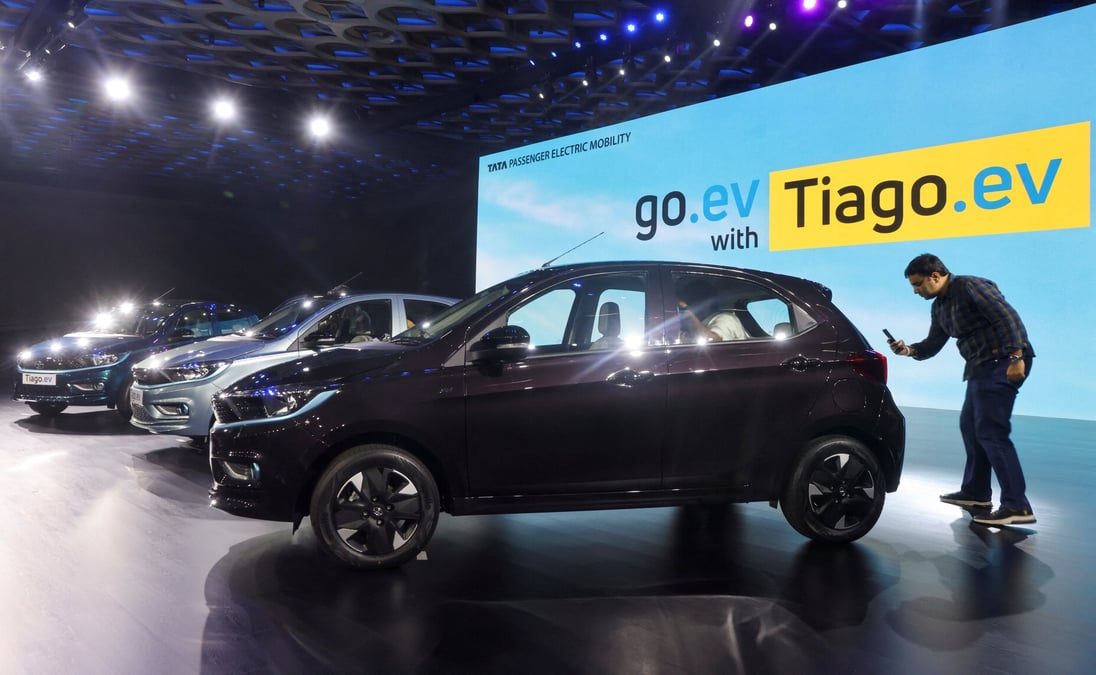 Photo de la voiture electrique tata tiago ev lors d'un evenement de lancement a bombay