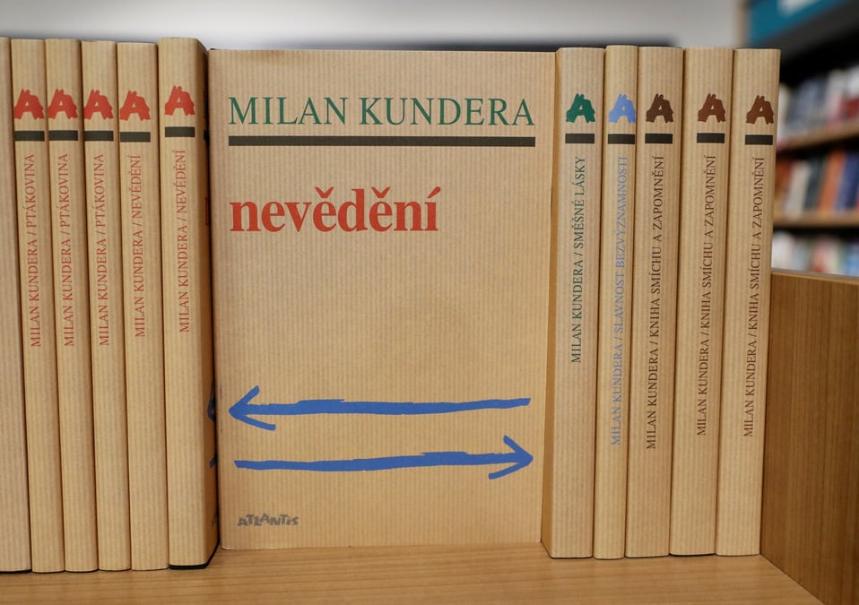 Des livres de milan kundera dans une librairie de prague
