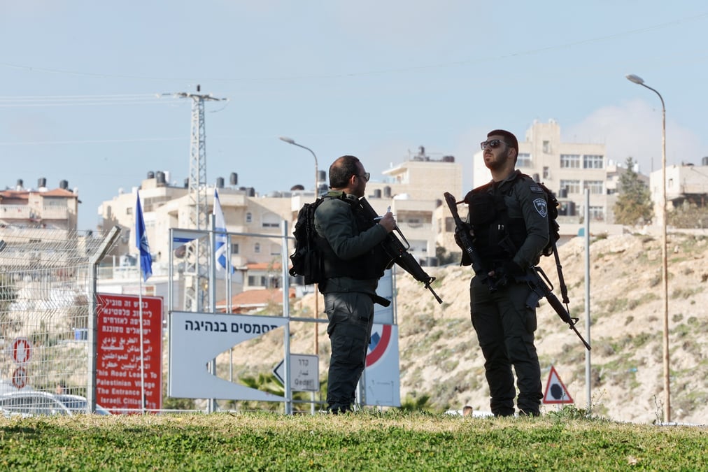 Un agent de la police des frontieres israelienne pres de la colonie de ma'ale adumim, en cisjordanie occupee par israel