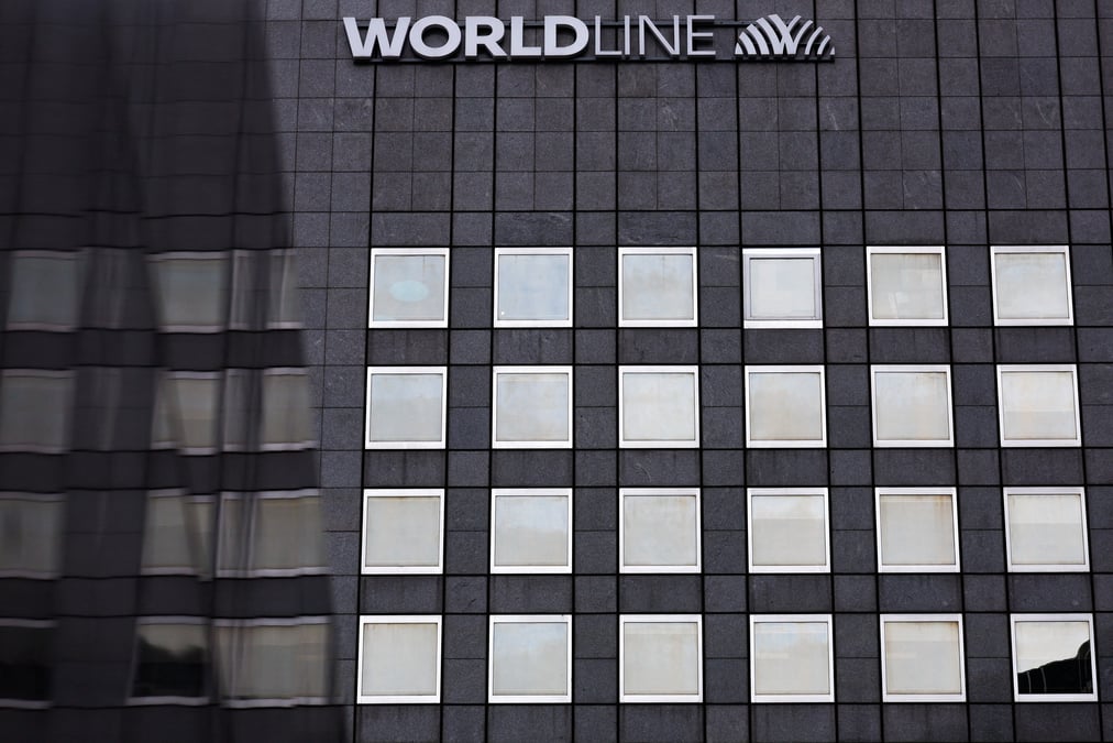 Logo de worldline au siege de l'entreprise dans le quartier financier et d'affaires de la defense