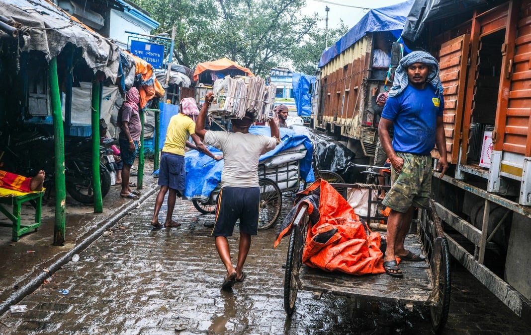 À Calcutta en Inde, des hommes remplacent les camions de marchandises afin de décongestionner le centre-ville.