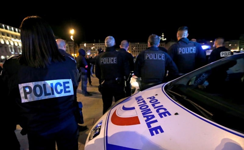 Les autorites tentent d’apaiser les policiers en colere