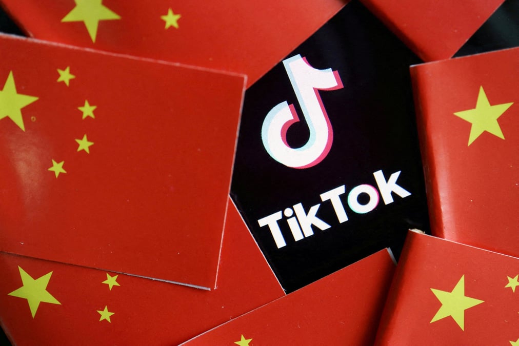 Photo d'illustration de tiktok avec des drapeaux chinois