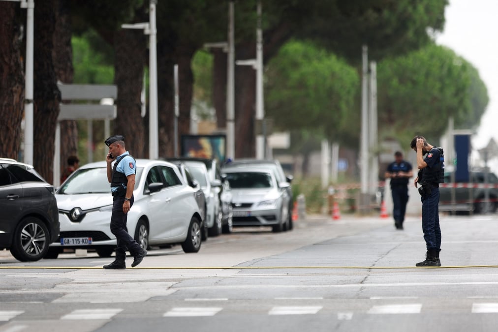 La police francaise monte la garde apres que des voitures ont ete incendiees devant la synagogue de la ville, a la grande-motte