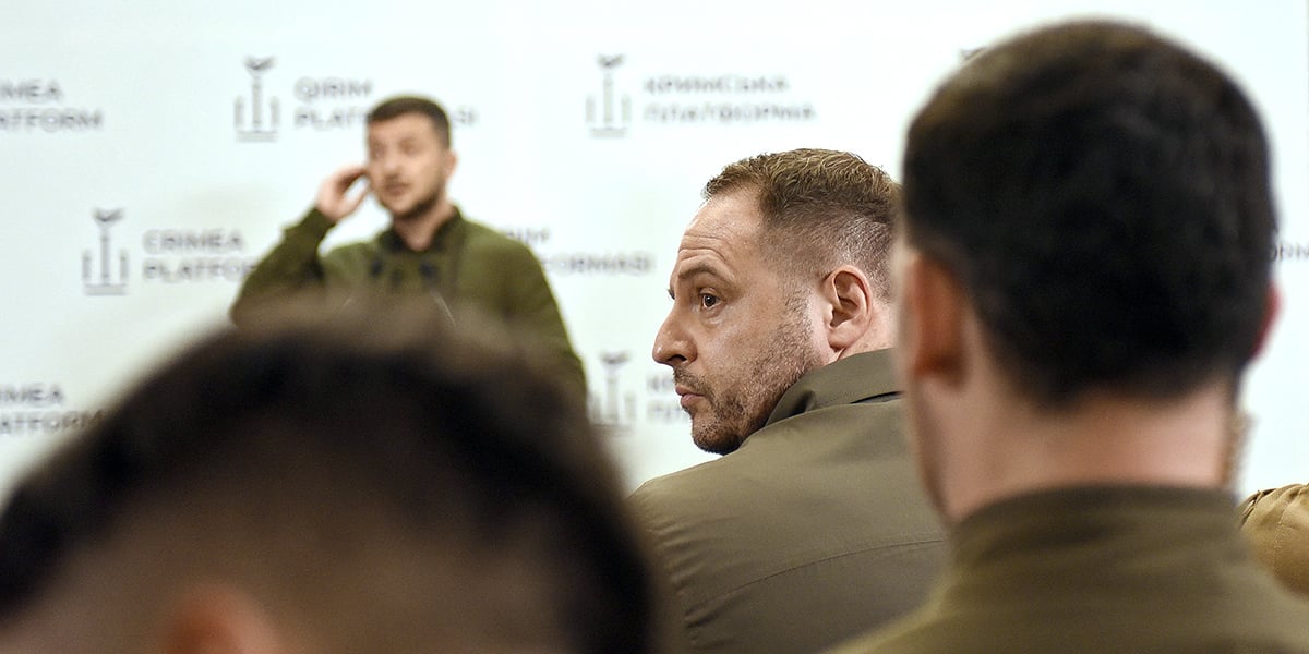 Andriy Yermak (à dr.) et Volodymyr Zelensky en août 2022, à Kiev.