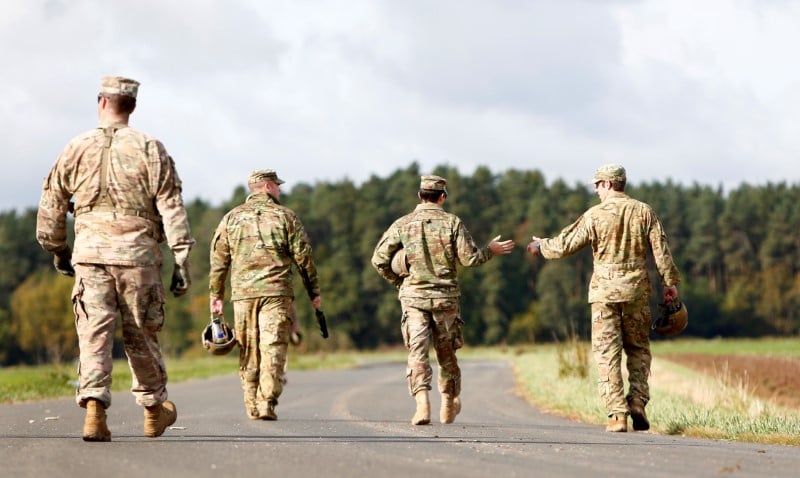 Trump precise son interdiction des personnes transgenres dans l'armee