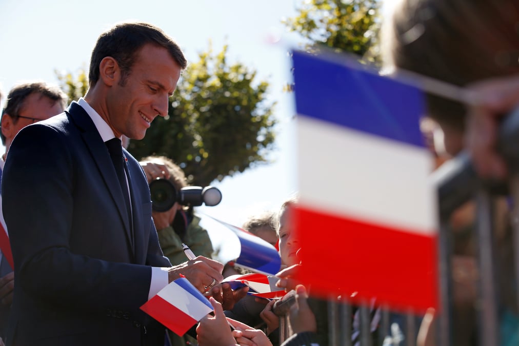 La ve republique, rempart contre "les peripeties", dit macron