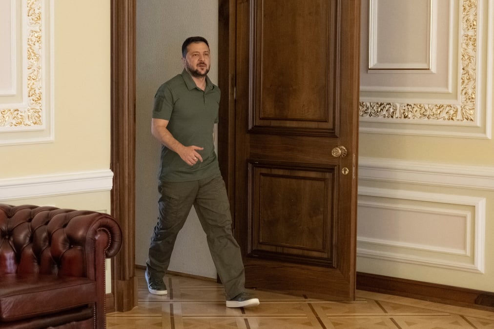 Le president de l'ukraine, volodymyr zelenskiy, arrive pour une interview avec reuters