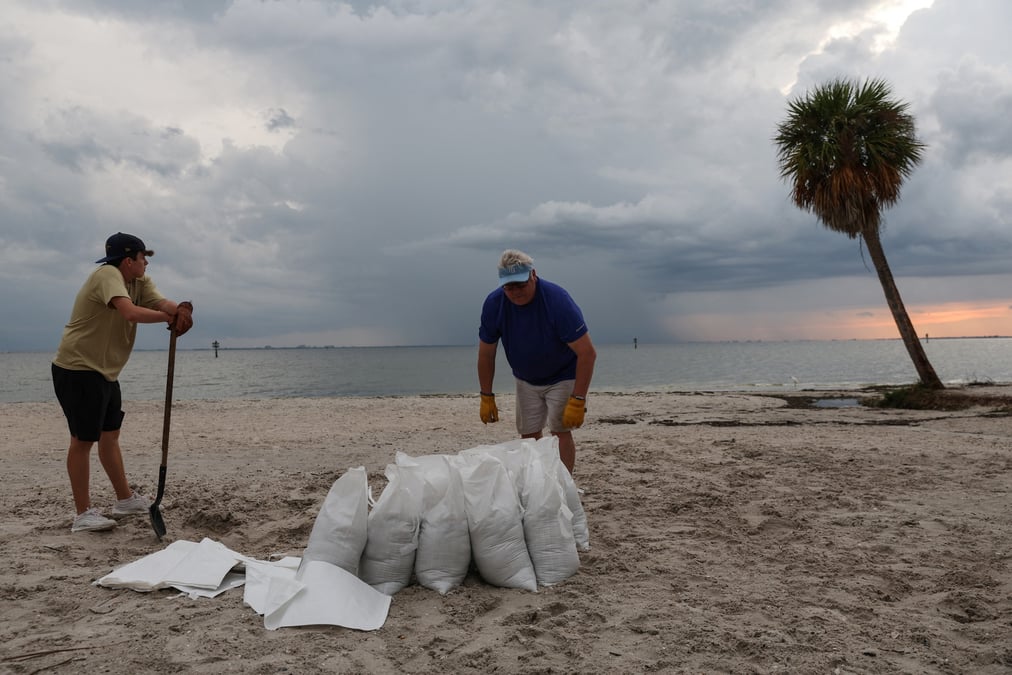 Rich reynolds et son fils john remplissent des sacs de sable alors que l'ouragan ian se dirige vers la floride