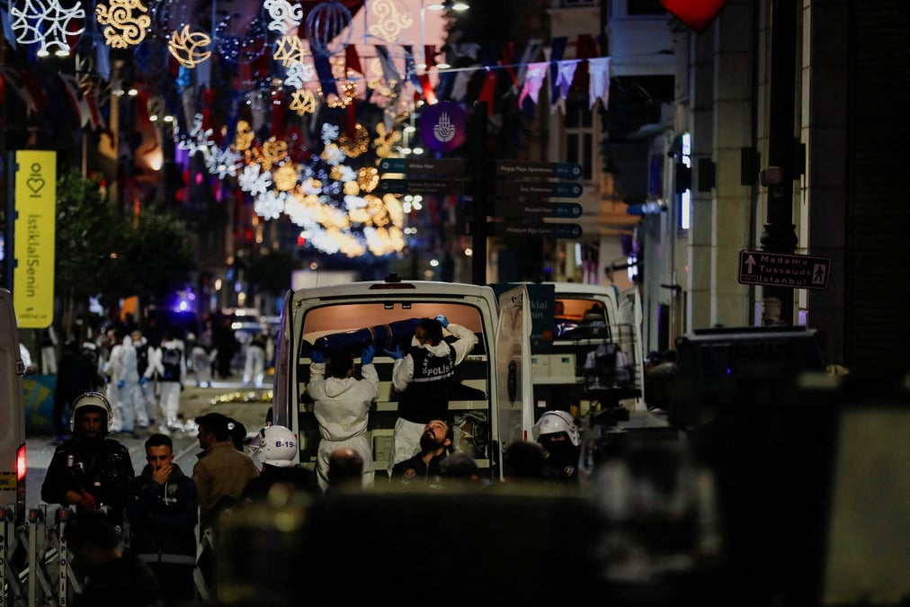 Des membres de la police apres une explosion dans la rue pietonne istiklal a istanbul