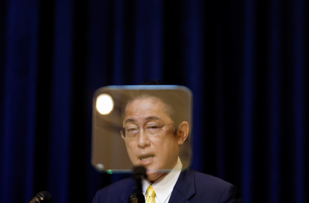 Le premier ministre japonais fumio kishida tient une conference de presse lors du sommet de l'apec a bangkok, thailande
