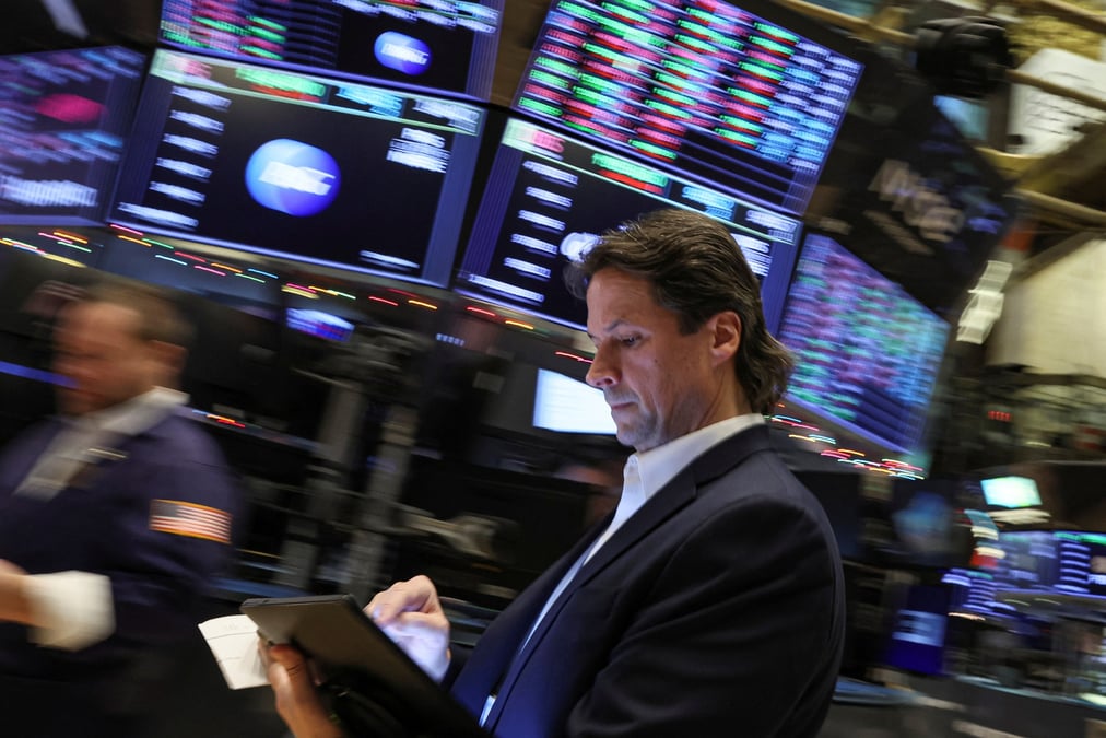 Un trader travaille a la bourse de new york (nyse)