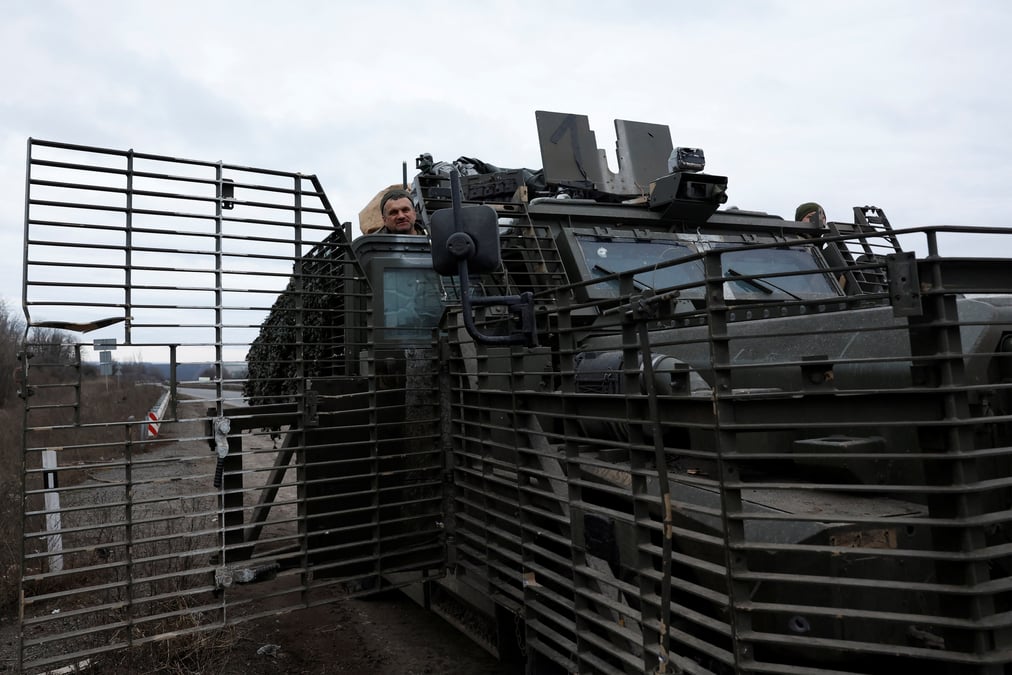 Un militaire ukrainien sortant d'un vehicule blinde wolfhound