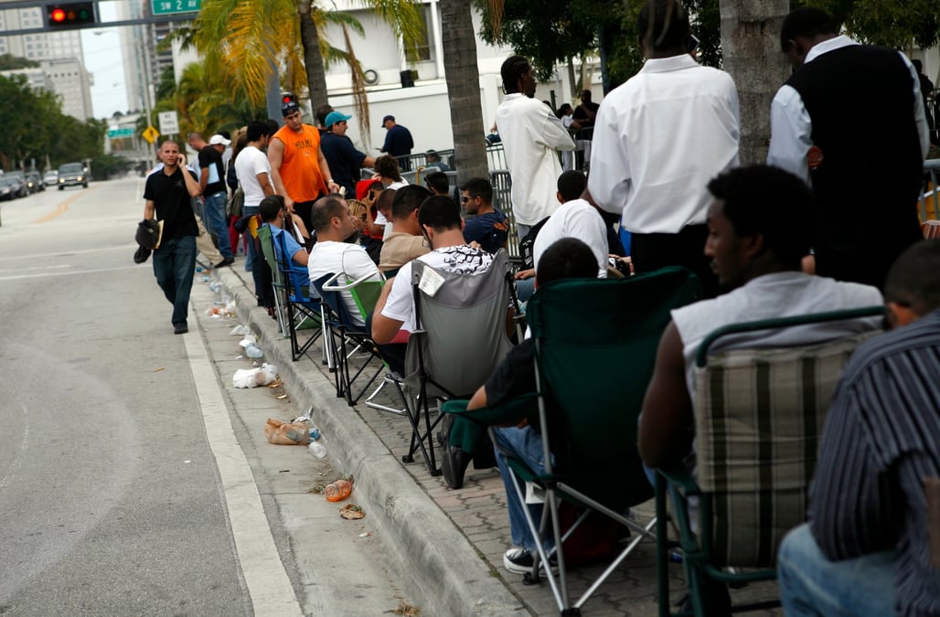 Des personnes font la queue pour deposer une candidature pour 35 postes de pompiers a miami