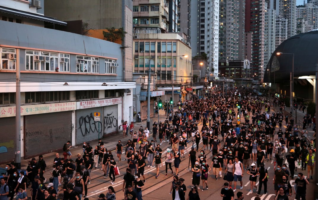 La police hongkongaise disperse des manifestants, mise en garde a pekin