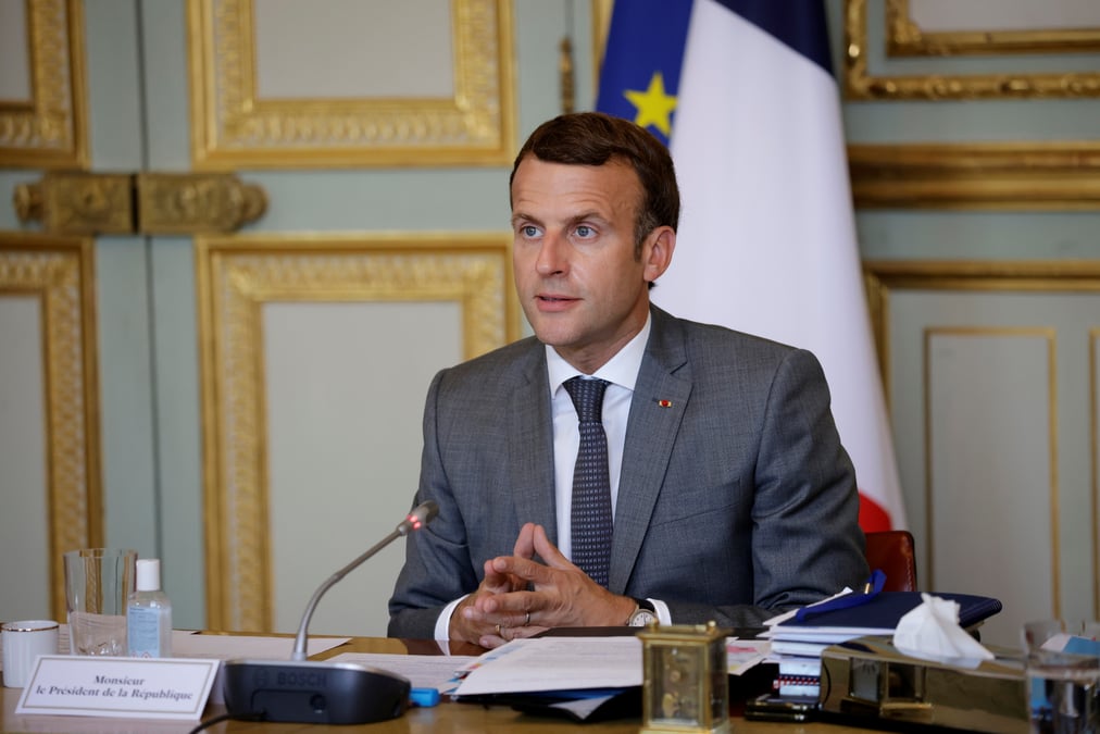 Des proches de macron preparent les esprits a une candidature du president
