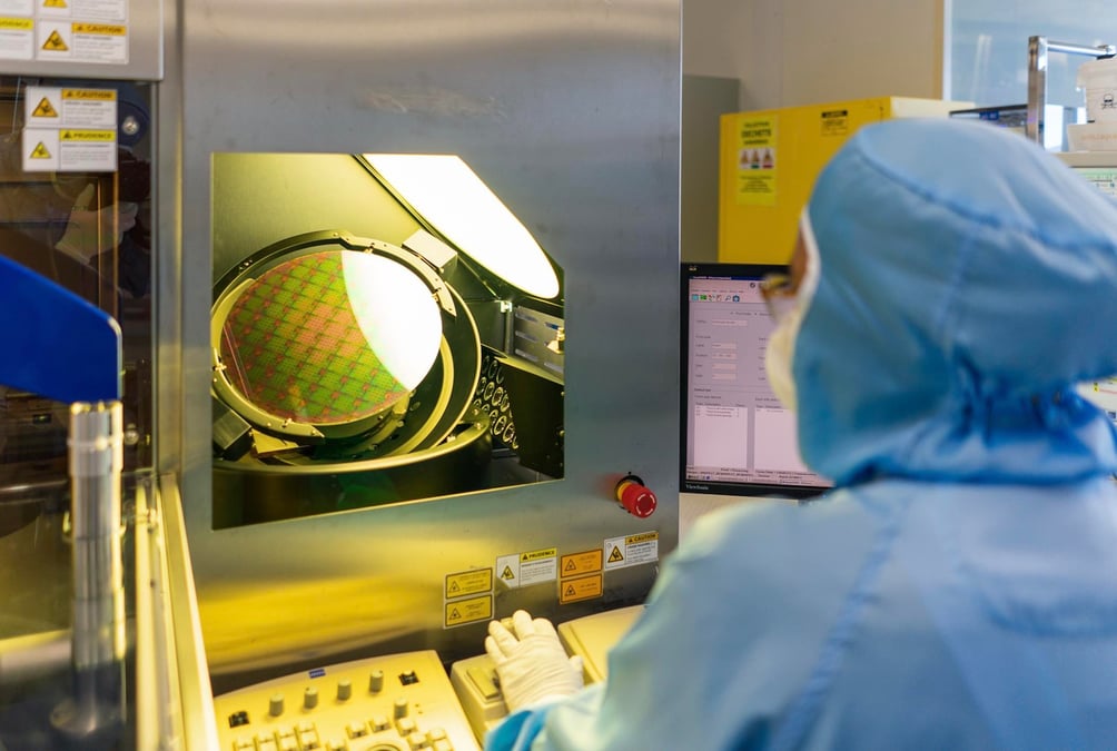 STMicroelectronics est depuis quelques mois sous le feu des critiques pour avoir « manqué le coche » de l’IA.
