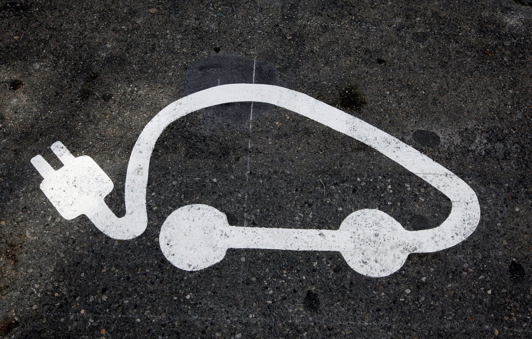 France: 10e mois de recul du marche auto, les modeles electrifies prennent la tete