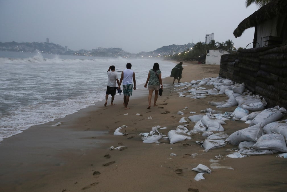 L'ouragan otis devrait frapper acapulco en tant que tempete de categorie 5