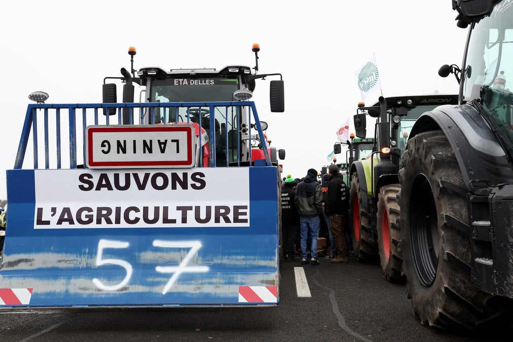 La Fnsea et Jeunes Agriculteurs suggèrent notamment une intégration obligatoire, dans les contrats entre producteurs et transformateurs, des indicateurs des coûts de production des premiers calculés par les interprofessions ou les instituts techniques, et préconisent qu'« un poids majoritaire » leur soit accordé dans la détermination du prix de vente.