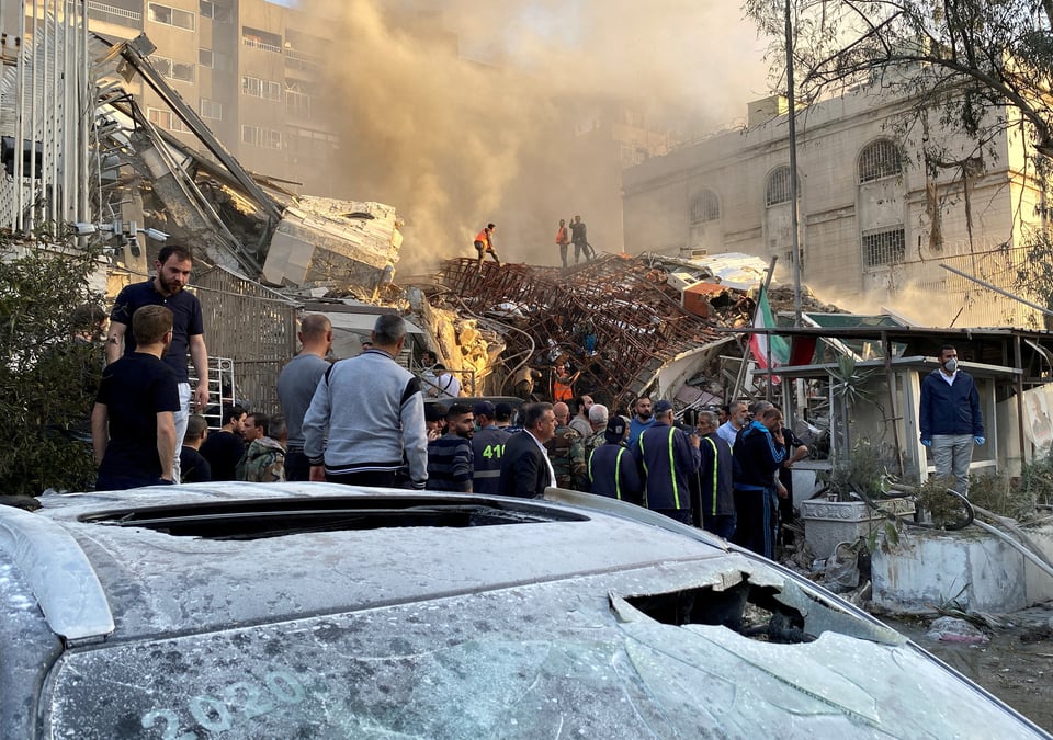 « Des travaux sont en cours pour récupérer les corps et sauver les blessés sous les décombres », selon le ministère syrien de la Défense.