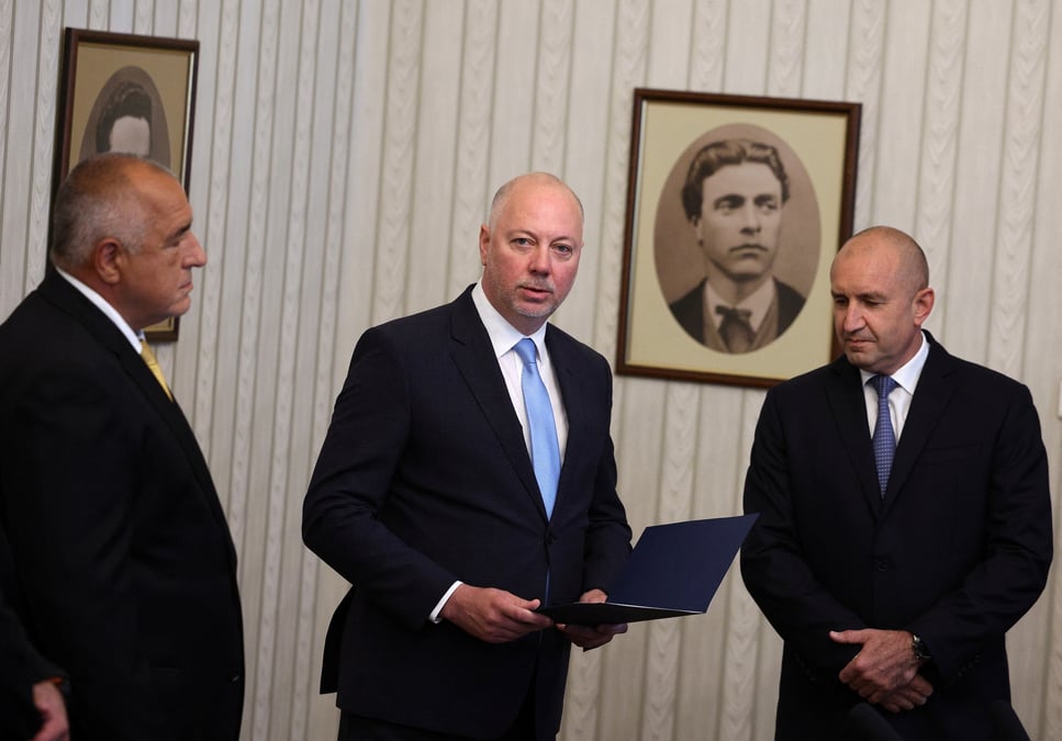 Rosen zhelyazkov (centre) presente les documents au president bulgare rumen radev (droite) a sofia