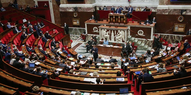 L’Assemblée nationale actuelle, éclatée en trois blocs, ne pourra pas de nouveau être dissoute avant l’été prochain.