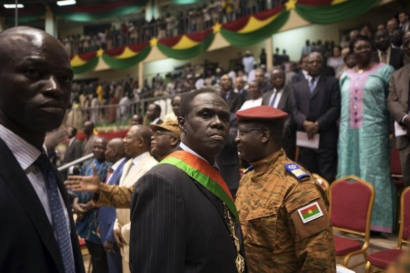 Le president burkinabe et son gouvernement auraient ete arrete en plein conseil des ministres