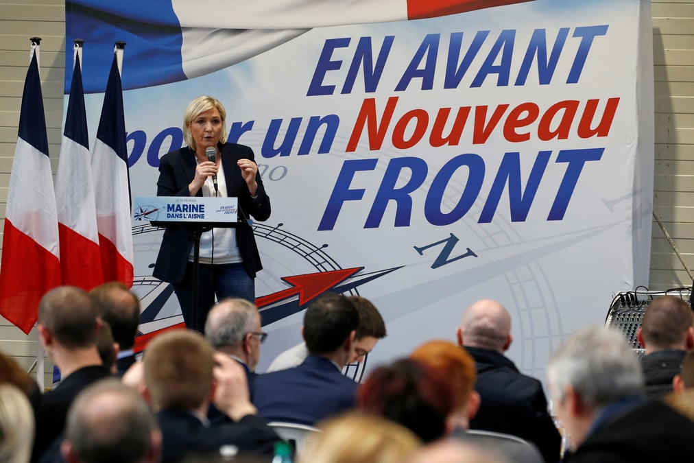 Marine le pen n'entend pas "rester accrochee" a son siege