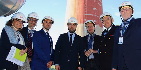 Sébastien Lecornu (au centre), lors de sa visite sur l’ancien site de la centrale d’Aramon, le 26 avril 2018.