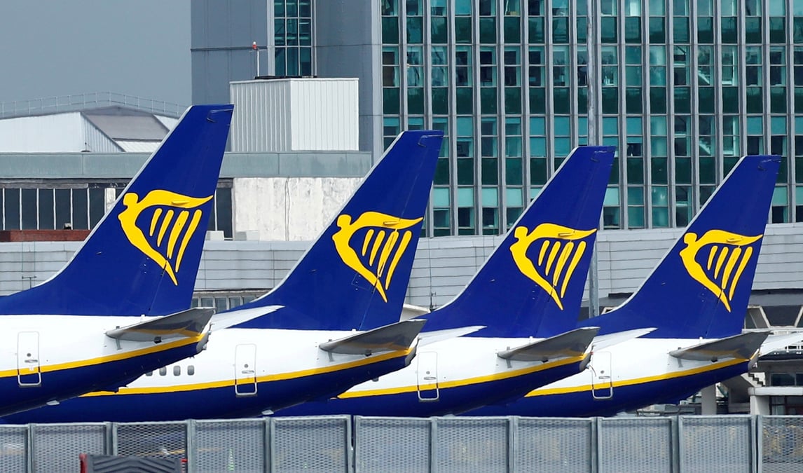 Ryanair affiche une perte annuelle record mais dit observer des signes de reprise