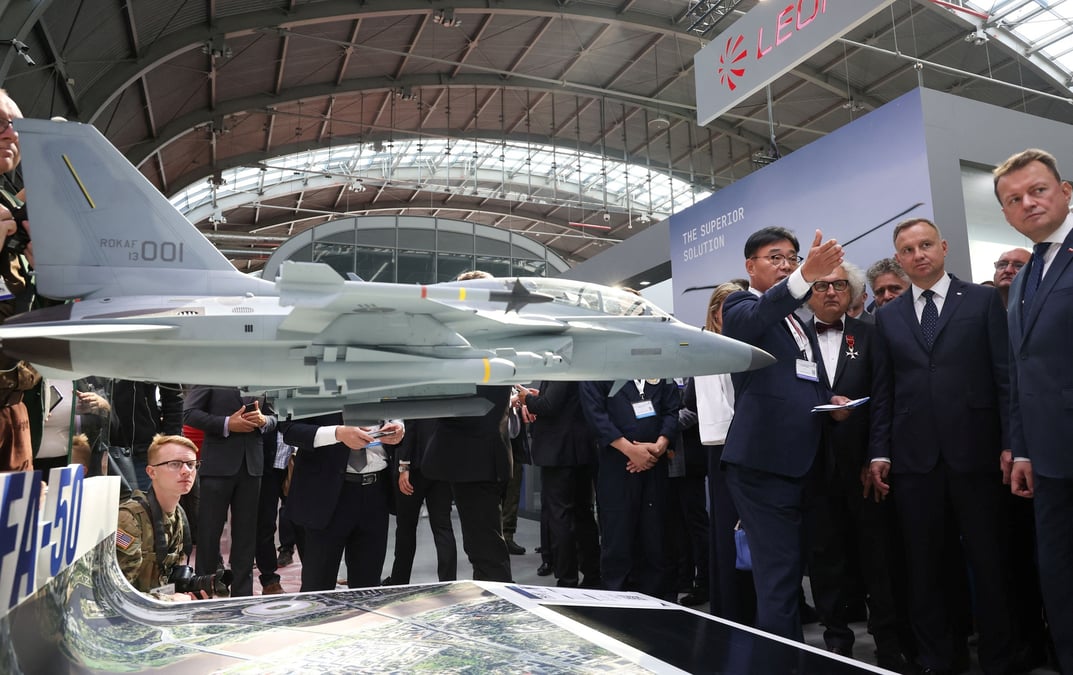 Photo d'archives du president polonais andrzej duda et du representant de korea aerospace industries ltd lee bong keun