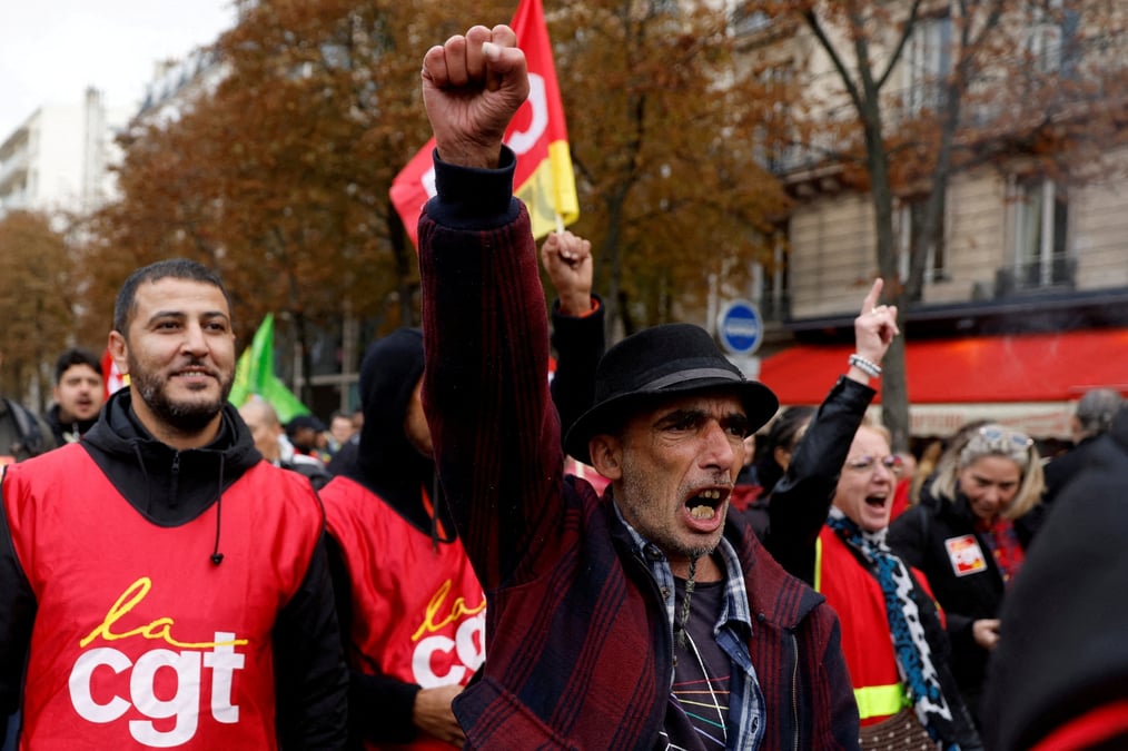 Des manifestants et des membres du syndicat cgt assistent a une manifestation a paris