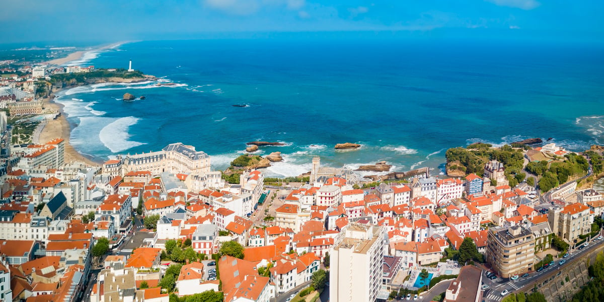 Le Pays basque ne veut pas se contenter de son image de carte postale touristique mais veut favoriser l'implantation d'entreprises industrielles malgré un foncier devenu très rare.