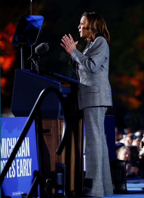 La candidate democrate a l'election presidentielle kamala harris fait campagne a ann arbor