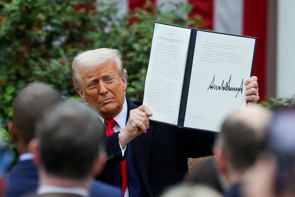 Avec 124 décrets signés au total depuis son investiture, Donald Trump détient un record.