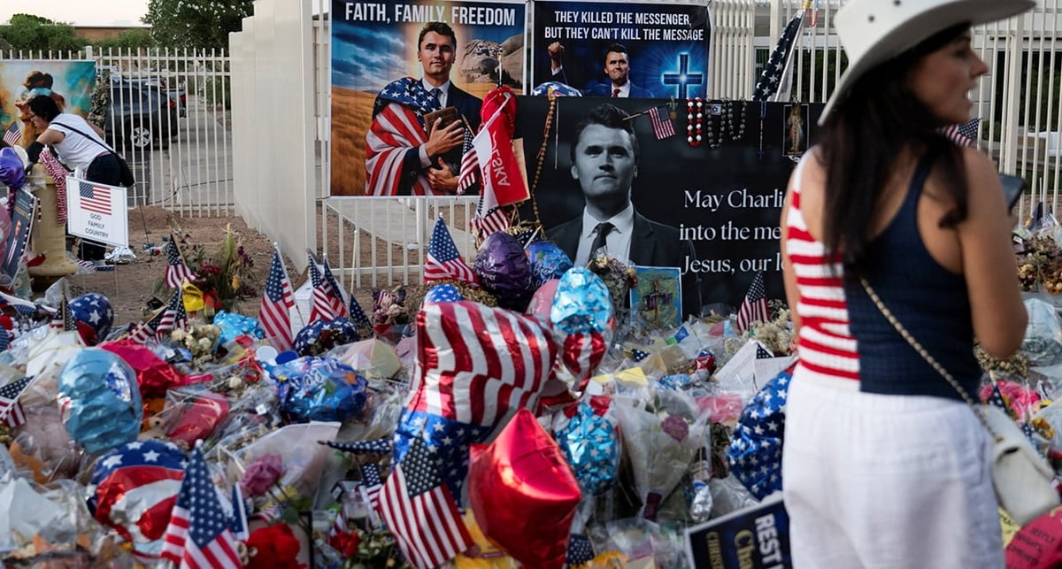 Les sympathisants de l’activiste ultra-conservateur Charlie Kirk, tué par balle lors d'un événement à l'université d'Utah Valley, se sont rassemblés devant le siège de Turning Point USA à Phœnix (Arizona), aux États-Unis, le 19 septembre.