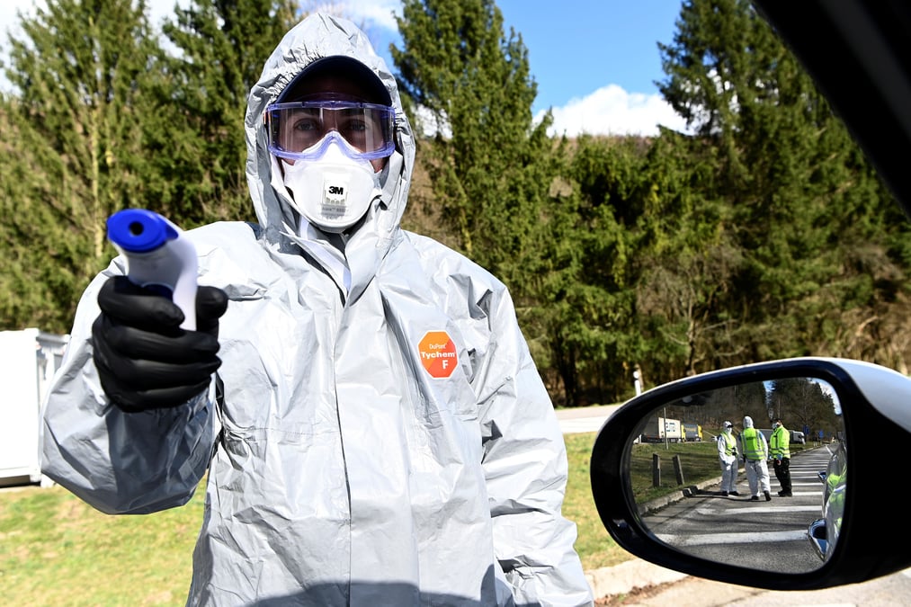 Les pays se confinent pour tenter de contenir le coronavirus