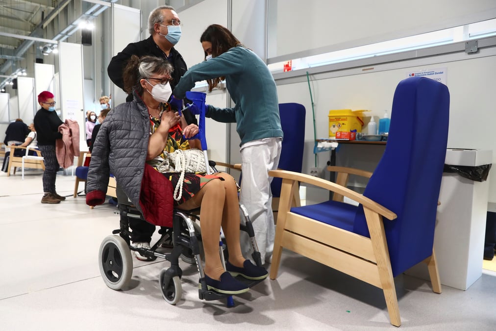 Coronavirus: l'espagne reserve le vaccin astrazeneca aux plus de 60 ans