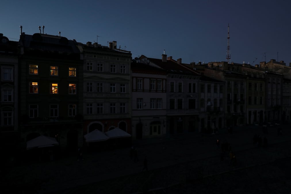 Photo d'archives de lviv plongee dans le noir apres des tirs de missiles russes