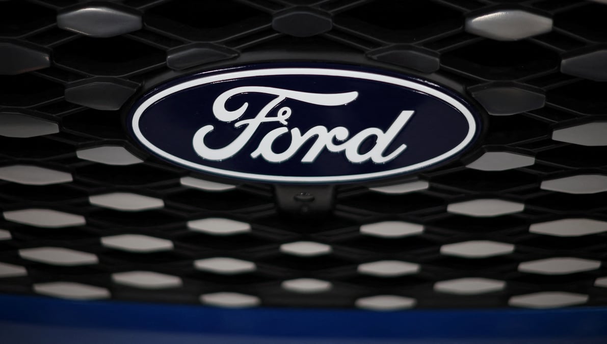 Un logo ford sur un vehicule concept lors d'un evenement de presse a liverpool