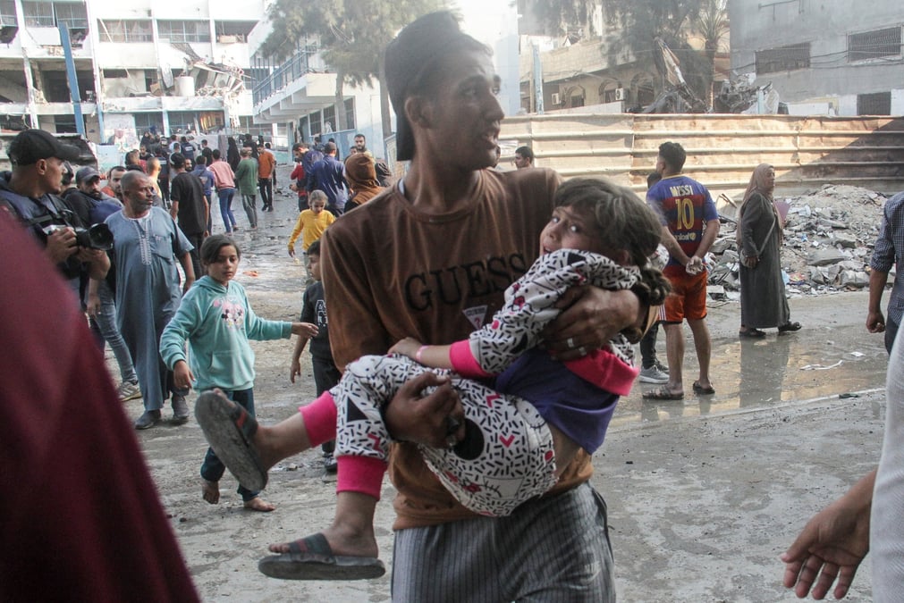 Consequences d'une frappe israelienne sur une ecole abritant des personnes deplacees, dans la ville de gaza