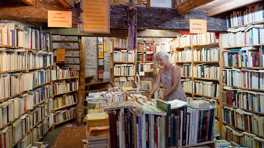 Librairie Alcyon au village de Montolieu, en septembre 2024.