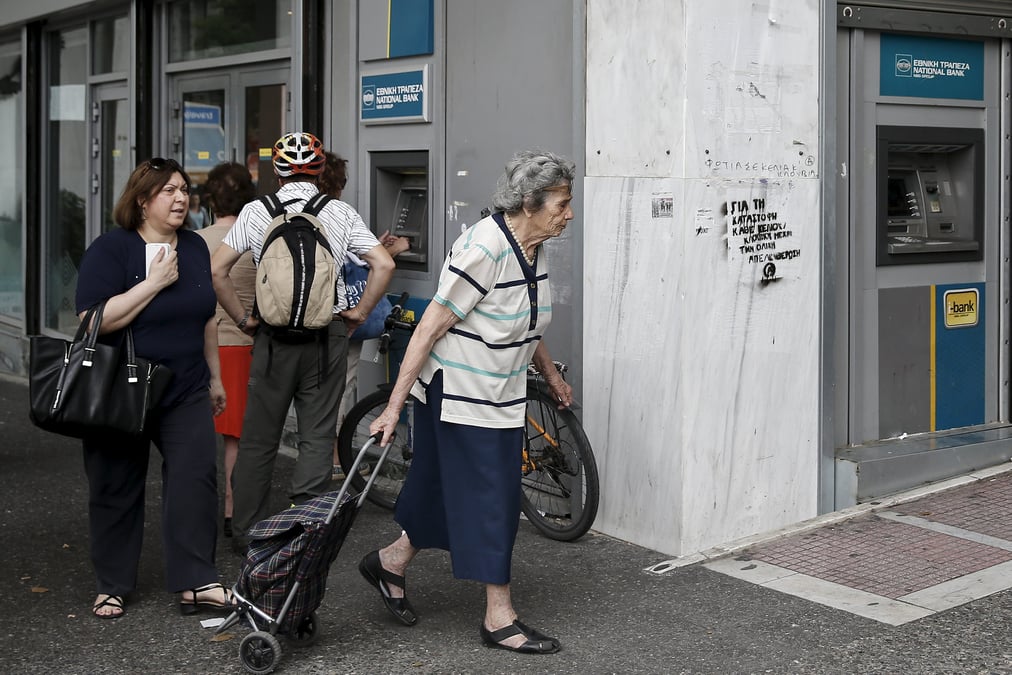 Les grecs amassent l'argent liquide de peur d'une crise bancaire