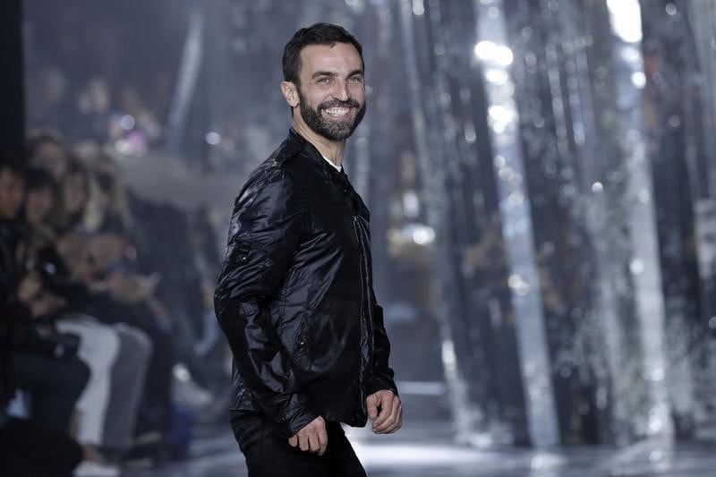 Le designer de vuitton, nicolas ghesquiere, serait sur la sortie