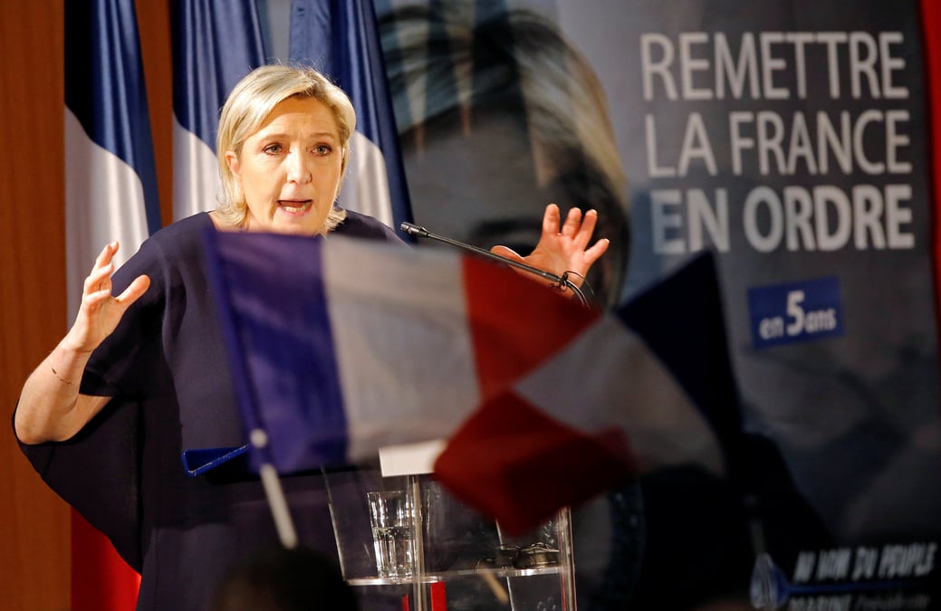 Le pen mene sa campagne a l'epreuve du doute