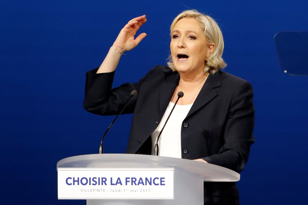 Le pen charge macron